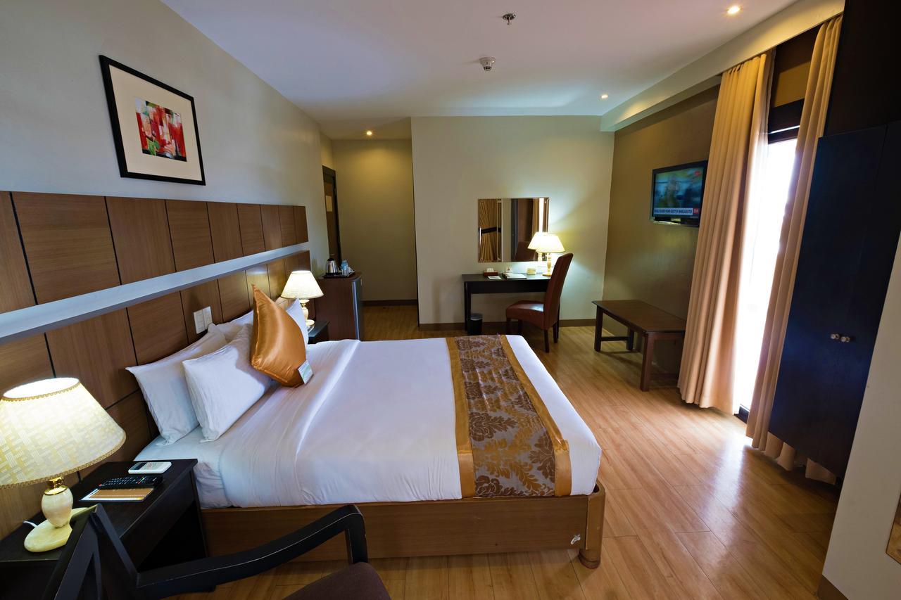 The Pinnacle Hotel And Suites Davao City Eksteriør billede